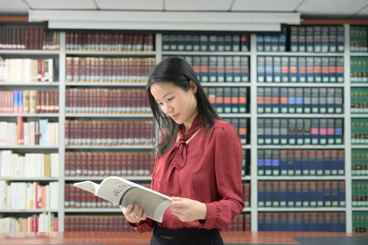 女人站在图书馆里描述已自动生成